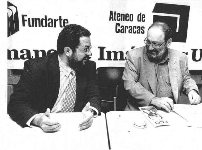 Junto al escritor Umberto Eco