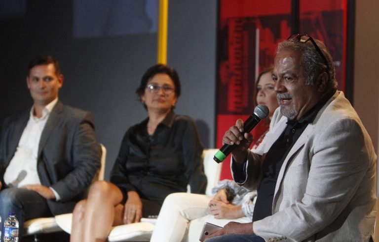 Los periodistas venezolanos Cesar Batiz i Albor Rodriguez 2 i y Tulio Hernandez d participan en el panel